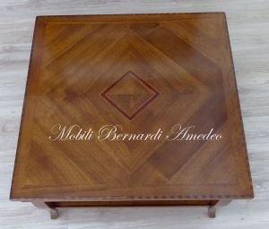 Tavolino quadrato da divano in legno intarsiato stile classico produzione italiana
